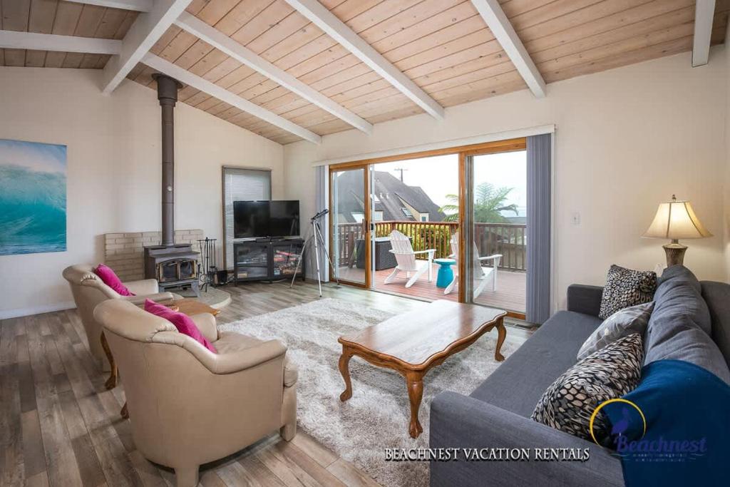 ein Wohnzimmer mit Sofa und Fernseher in der Unterkunft Oceanview in Aptos