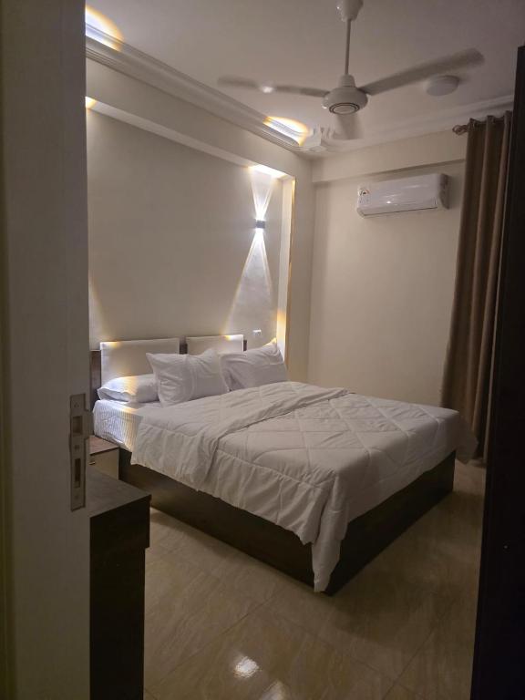 a bedroom with a large bed in a room at النزهه in Quseir