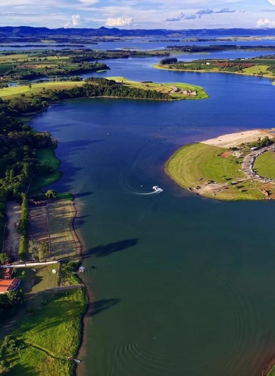 an aerial view of a lake with a boat in it at Excelente rancho para descansar e pescar em carlopolis in Carlópolis