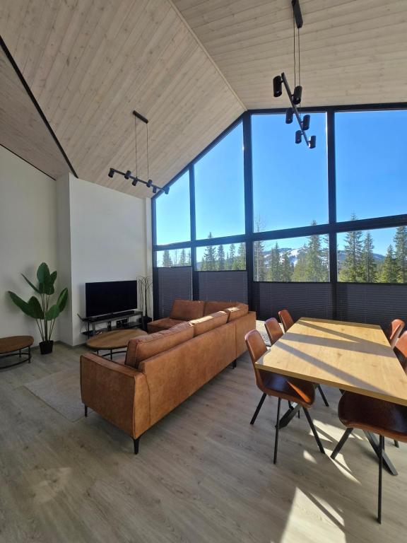 a living room with a couch and a table at Villa Remo Iso-Syöte in Syöte