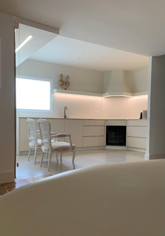 a living room with a table and chairs at Jaén Delice Deluxe & Parking in Jaén