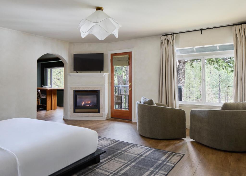 a bedroom with a bed and a fireplace at All Seasons River Inn in Leavenworth
