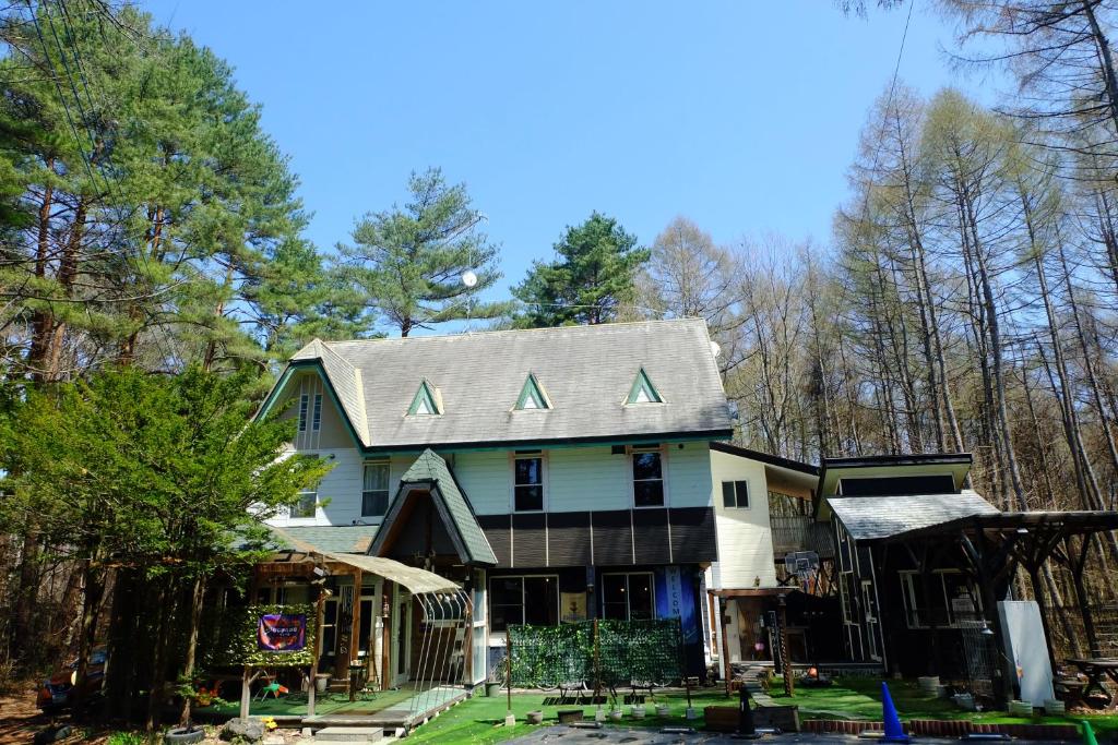 a house with a ak sign on the roof at はじまりの宿 ディール in Tsumagoi