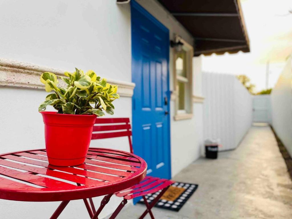 Sleeps 3, Cozy, Boho Style, in the heart of Miami -free parking photo