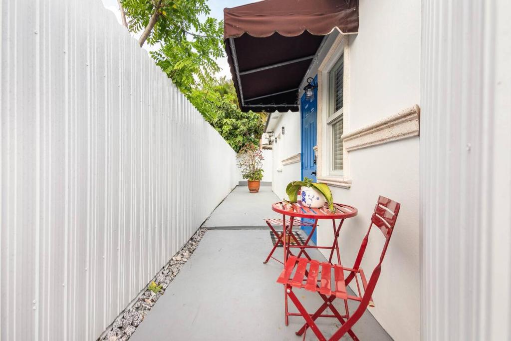 Sleeps 3, Cozy, Boho Style, in the heart of Miami -free parking photo