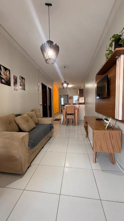 a living room with a couch and a table at Cantinho Acolhedor com 4 cama e 2 quartos in Juazeiro do Norte