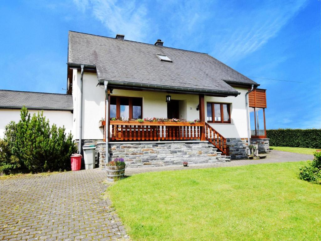 ein weißes Haus mit Veranda und Balkon in der Unterkunft Holiday Home in Schצnberg with Jacuzzi in Schoenberg