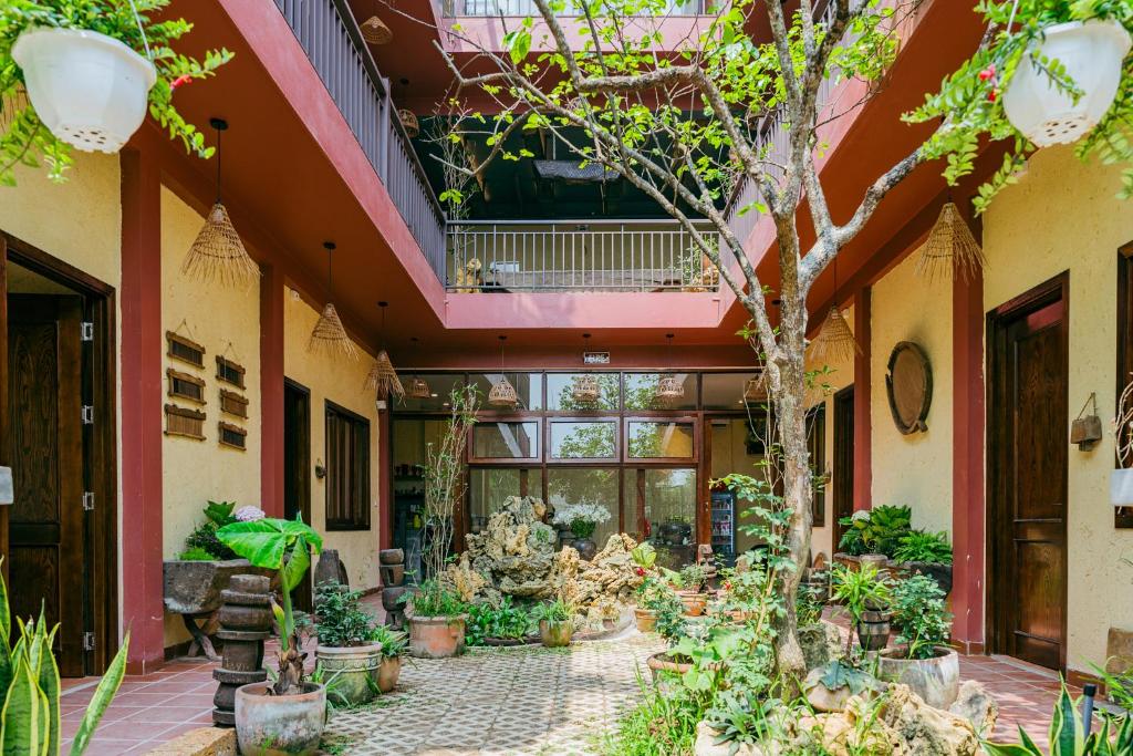 a courtyard with potted plants in a building at Về Homestay Ninh Bình in Ninh Binh
