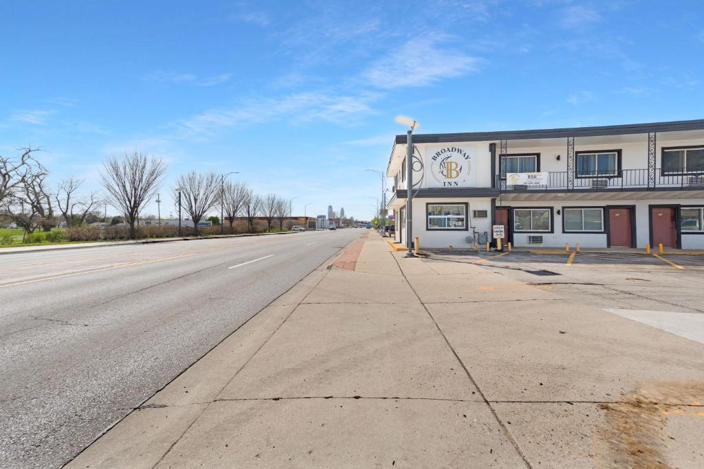 an empty street in front of a building at Broadway Inn in Council Bluffs
