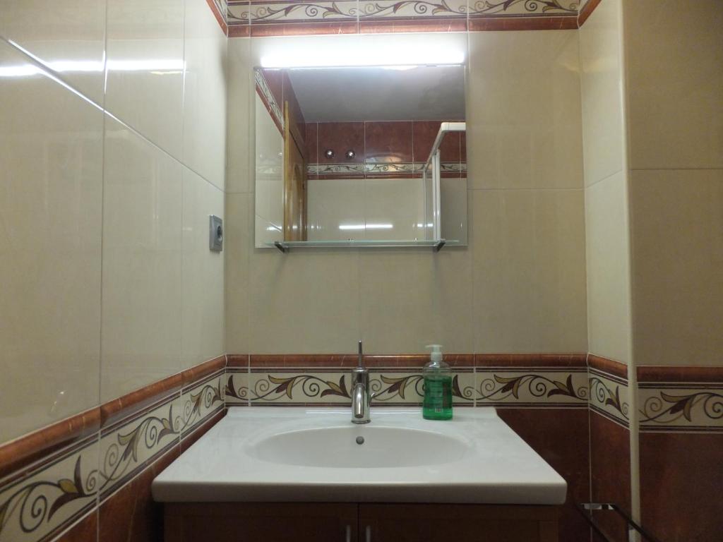 A bathroom at www Apartamento Conde de León wordpress com Parking opcional