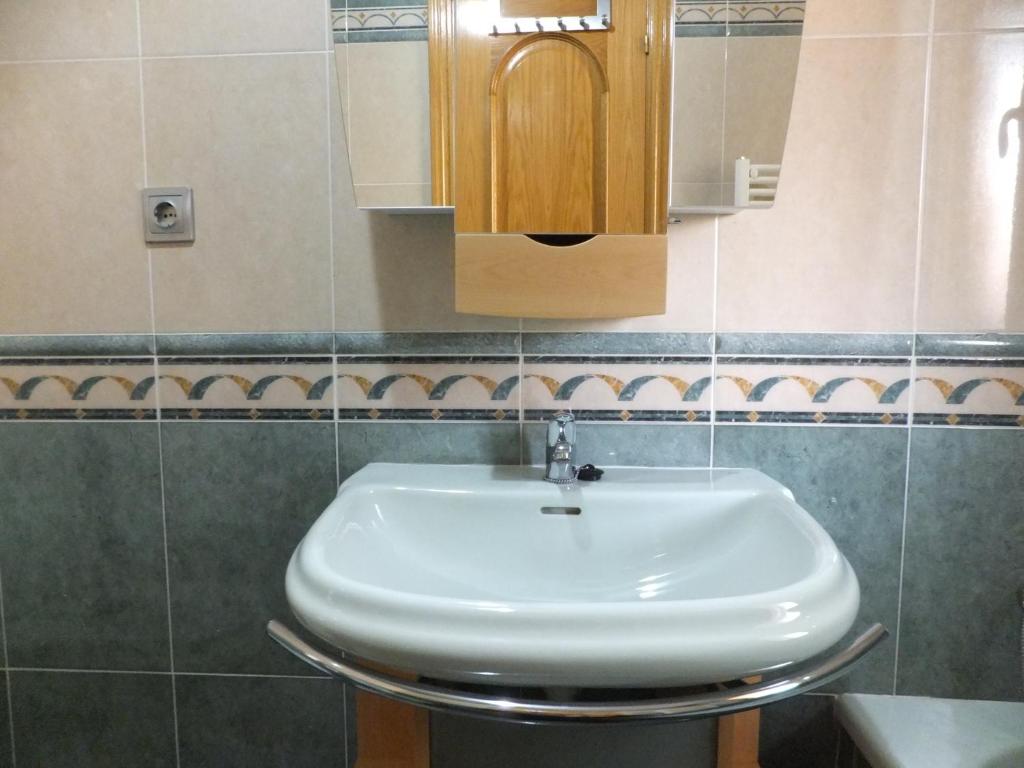 A bathroom at www Apartamento Conde de León wordpress com Parking opcional