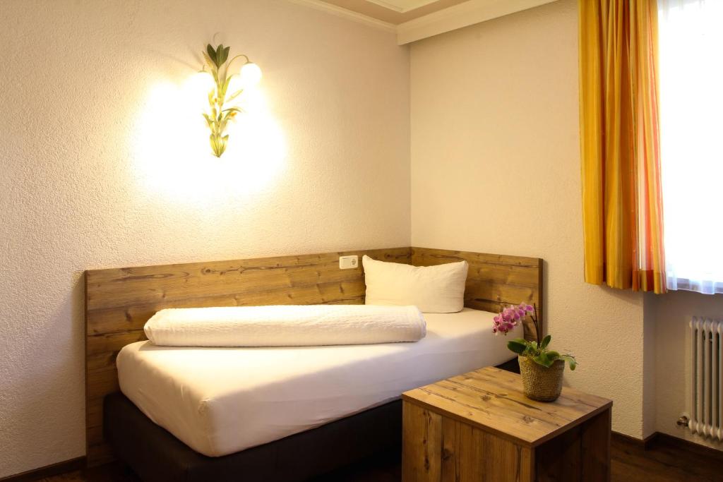 Postel nebo postele na pokoji v ubytování Hotel Gasthof Zum Schwanen