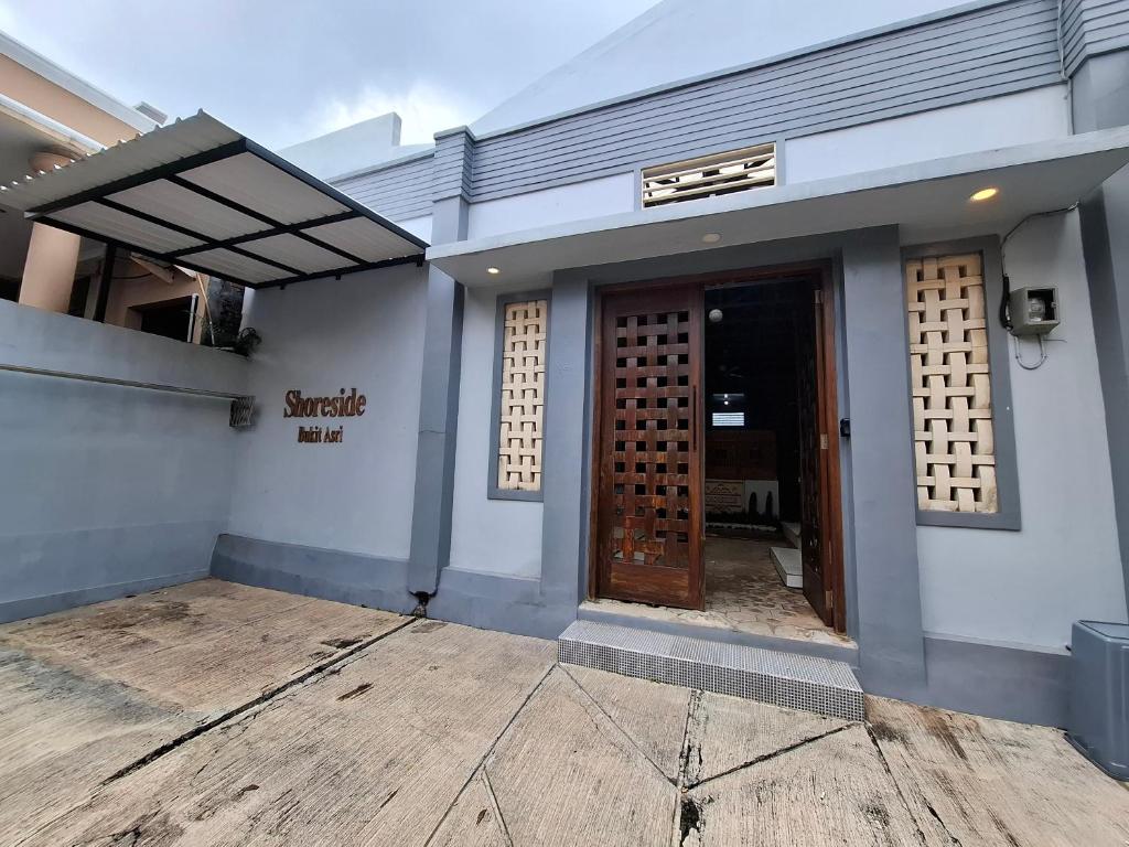 ein Eingang zu einem Gebäude mit zwei Türen in der Unterkunft Shoreside - Bukit Asri in Jepara