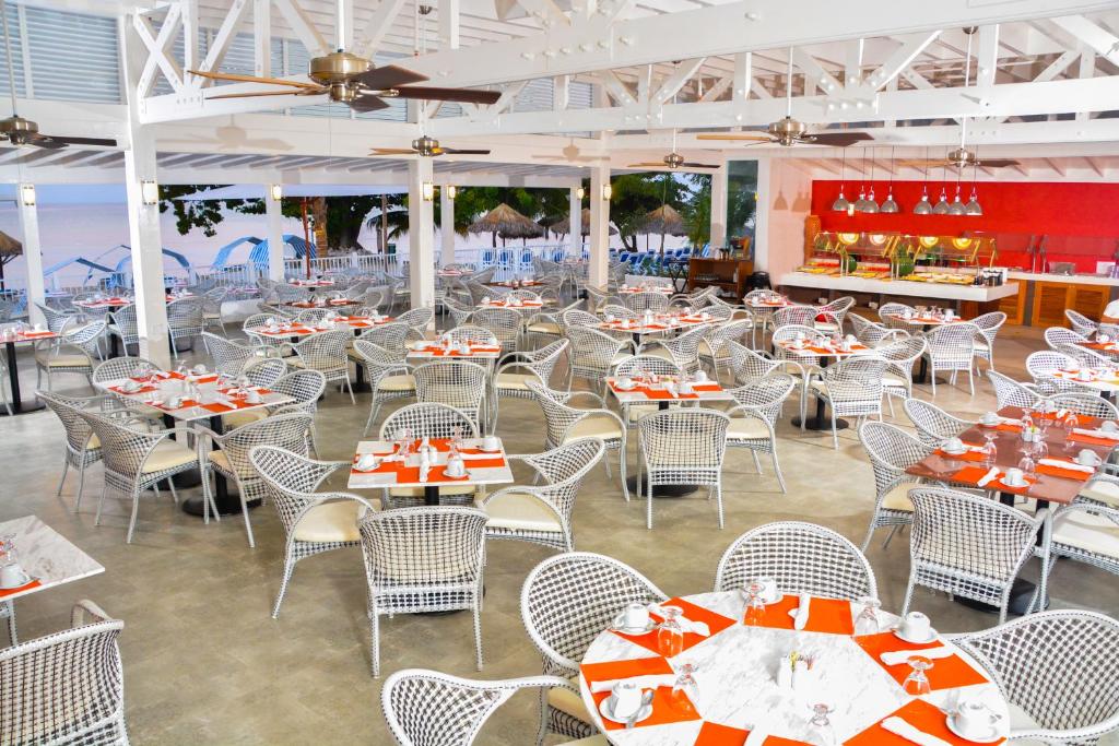 Restaurace v ubytování Grand Decameron Cornwall Beach, A Trademark All-Inclusive Resort