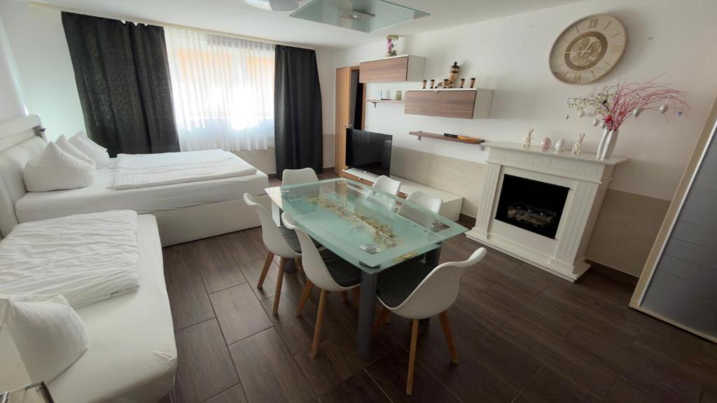 a room with a bed and a table and chairs at Apartment Stabel 8,1 km von Europa Park in Kippenheim
