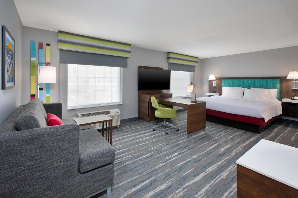 Hampton Inn and Suites St. Cloud - King Studio Suite With Wet Bar - Non-Smoking
