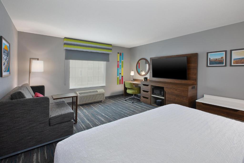 Hampton Inn and Suites St. Cloud - King Room With Sofa Bed - Non-Smoking