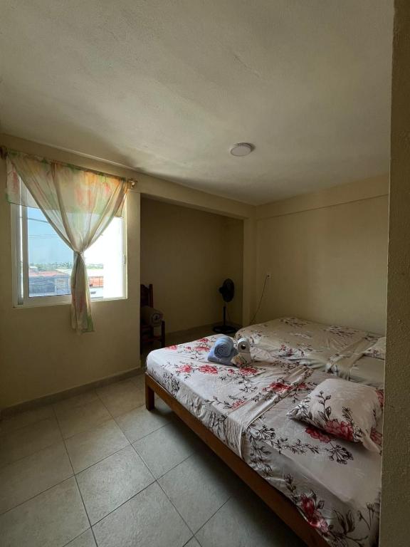a bedroom with two beds and a window at Apartamento Turiksa in Acapulco