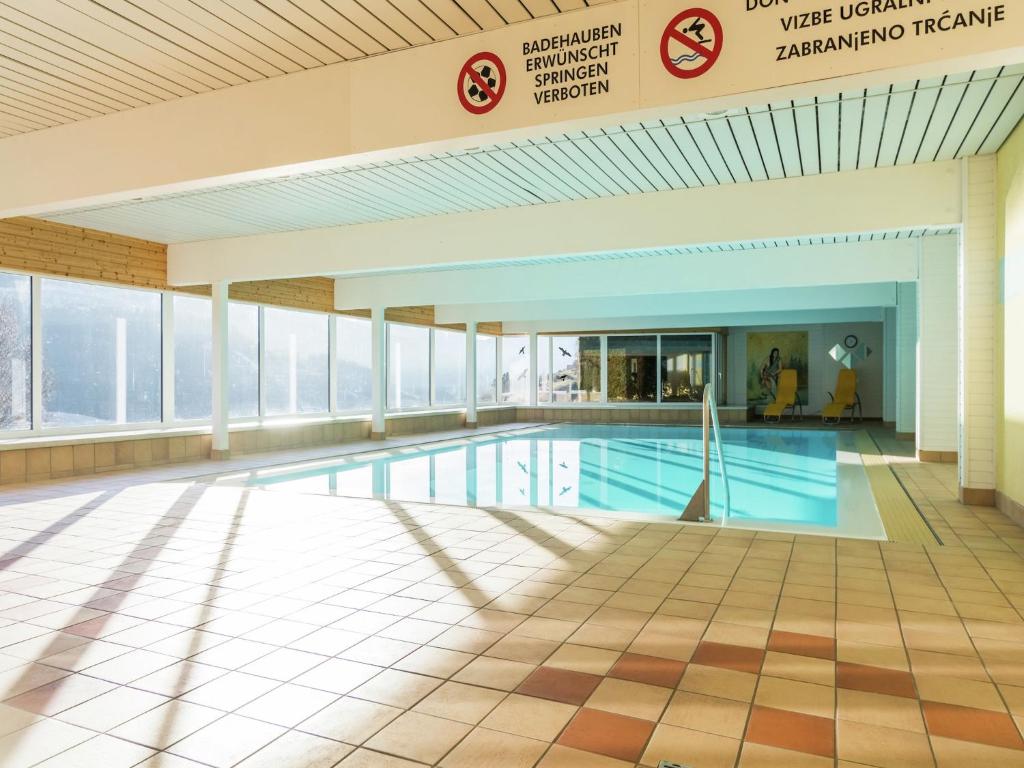 a large swimming pool in a building at Wohnung in Tauplitz nahe Skilift in Tauplitz