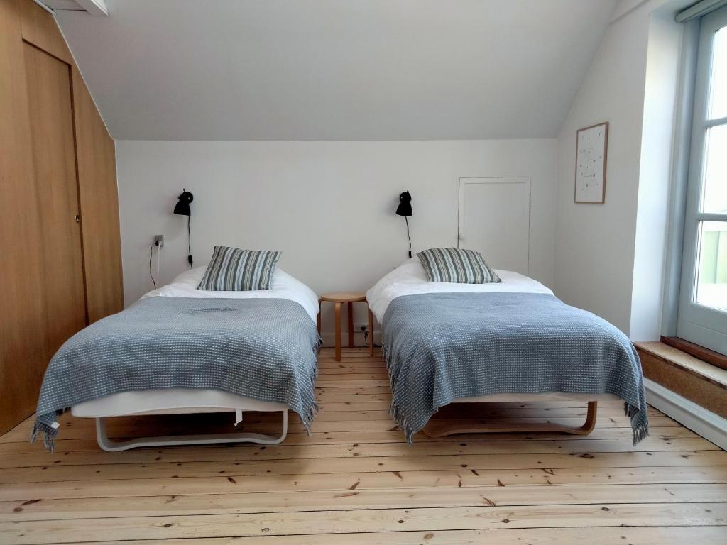 two beds sitting next to each other in a room at Hyllemose Guesthouse in Lille Skensved