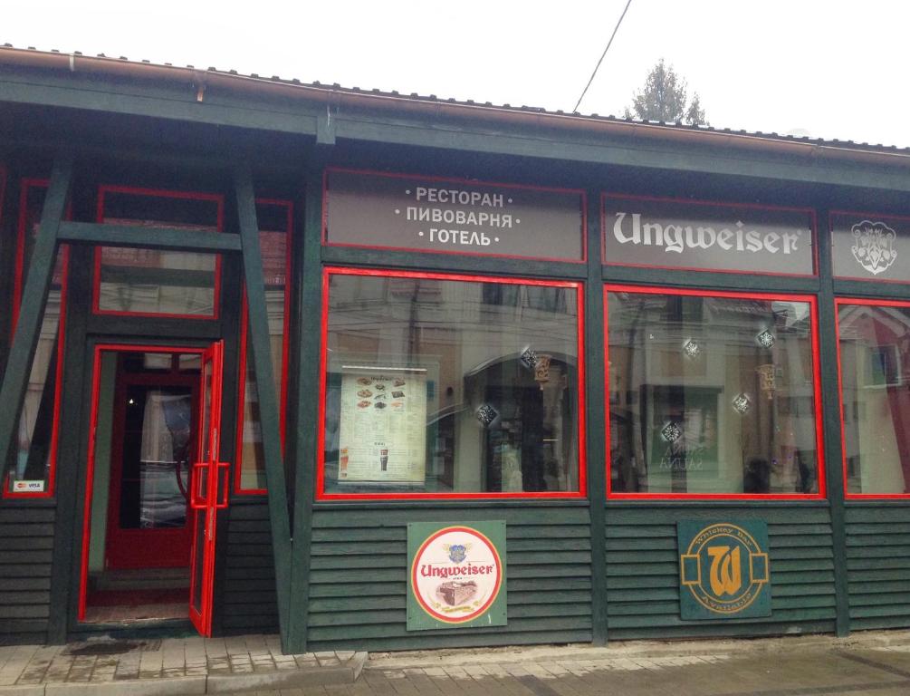 un edificio con puertas y ventanas rojas en Ungweiser en Úzhgorod