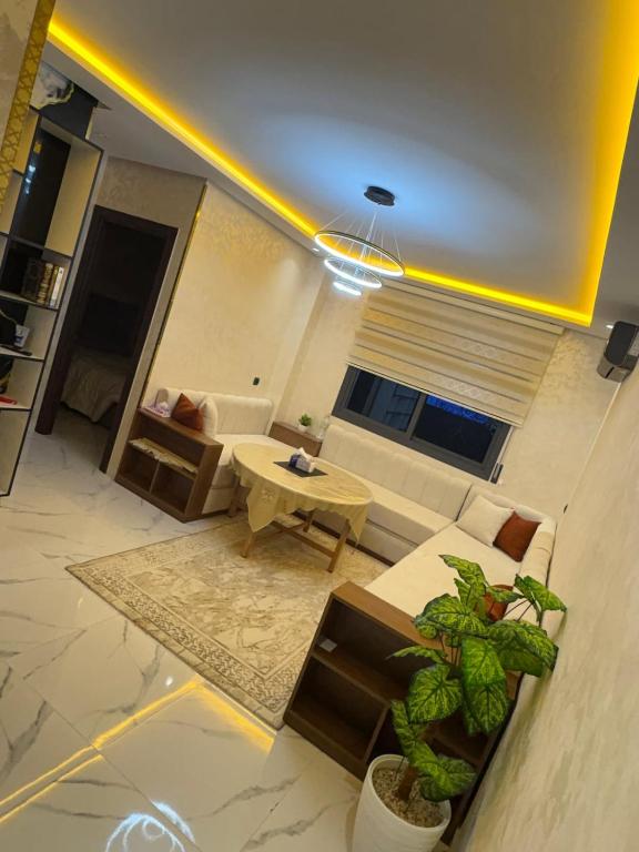 a living room with a couch and a table at Apartamento Muy Lempio Organizado y Tranquilo in Nador