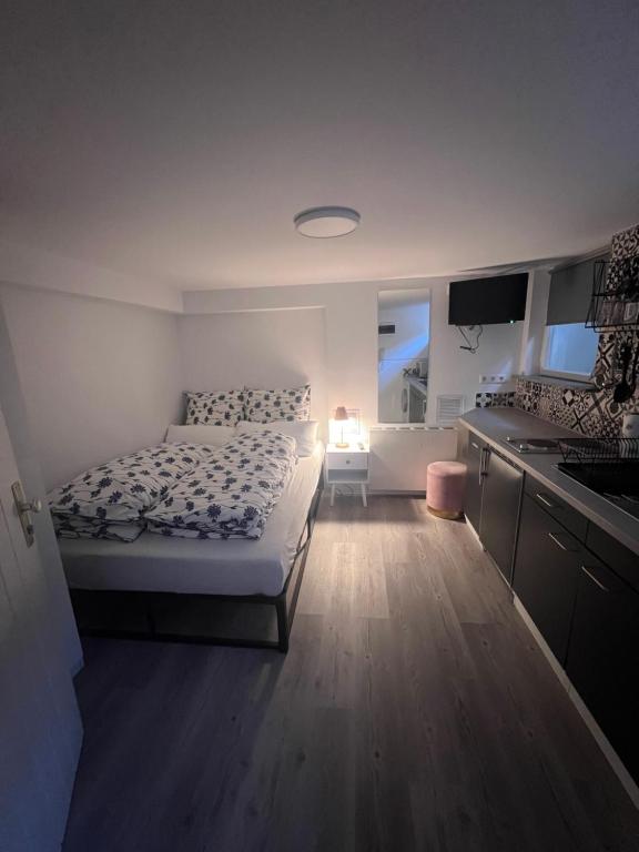a small bedroom with a bed and a kitchen at ZK Zimmer in Stuttgart