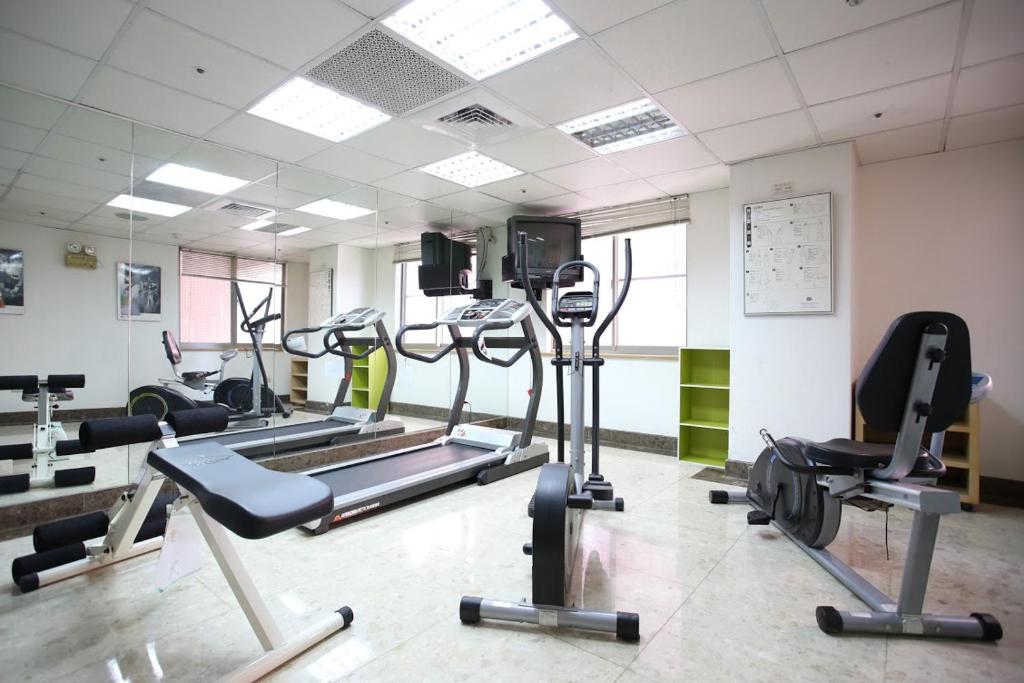 Fitness centrum a/nebo fitness zařízení v ubytování The Koos Hotel