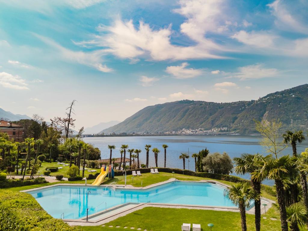 a view of the lake from a resort at Charming Suite am Luganersee, Pool, Parkplatz in Bissone