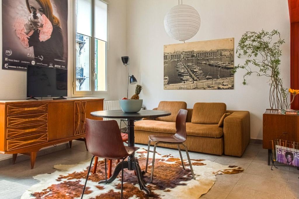 - un salon avec une table et un canapé dans l'établissement My Casa - France 842, à Nice
