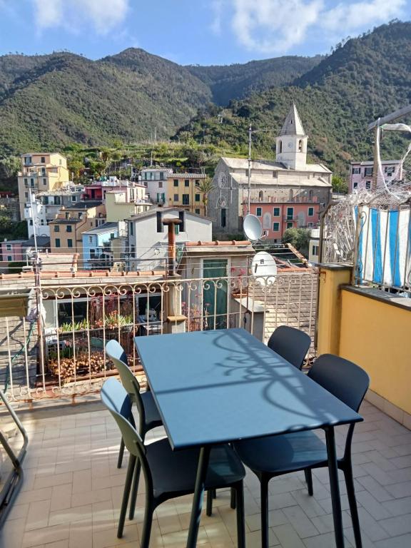 a table and chairs on a balcony with a view at Casa Elsa in Corniglia