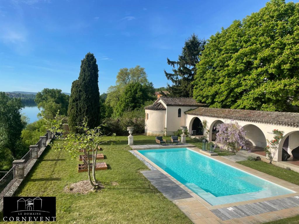 an external view of a house with a swimming pool at Appartement scandinave élégant, Domaine Cornevent Lyon, parc & piscine in Vernaison