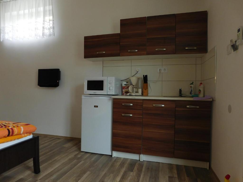 Kuchyň nebo kuchyňský kout v ubytování Sunrise Apartmanház