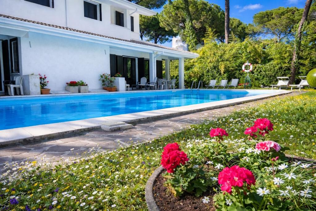 Villa sunshine with shared pool