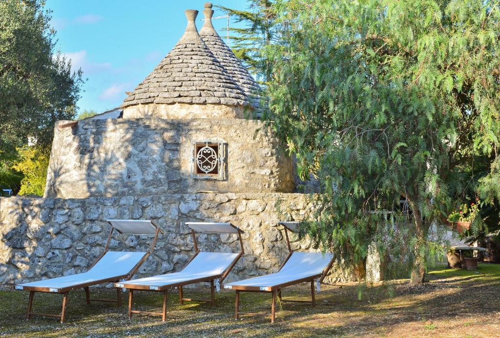 A garden outside Trullo L'alcova