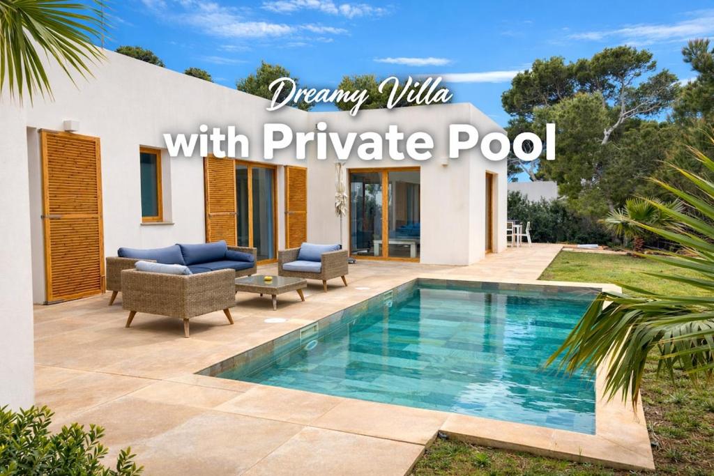 a villa with a private pool in a villa at Vivez Cala Morell! in Cala Morell