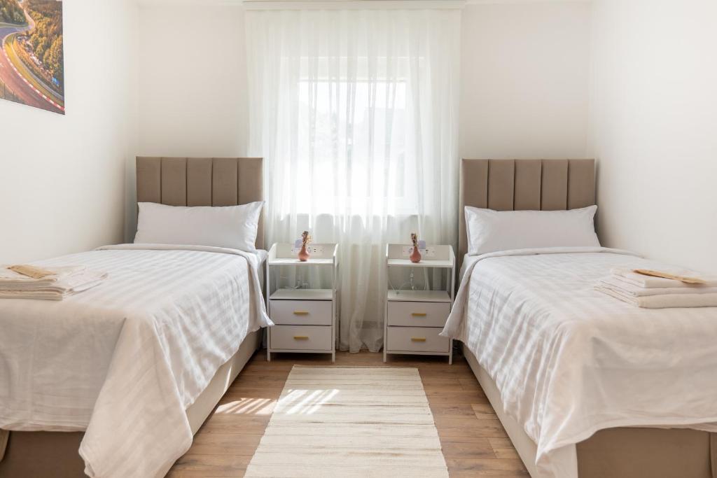 two beds sitting next to each other in a bedroom at Next Lap - Rooms in Quiddelbach