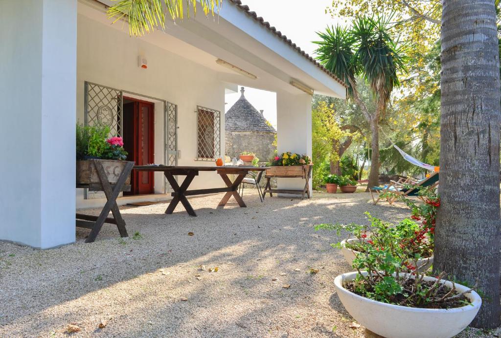 A garden outside Trullo L'alcova