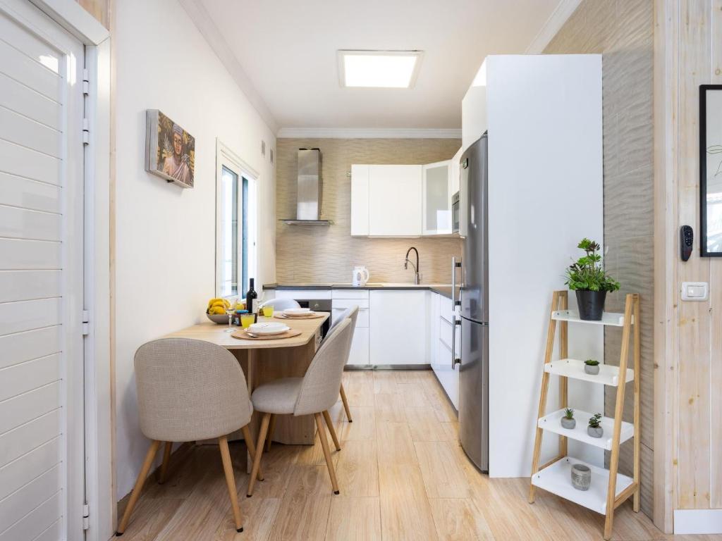 a small kitchen and dining room with a table and chairs at Vivienda del mar in Arico