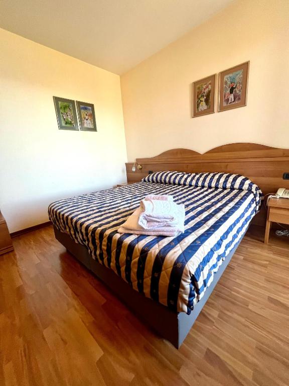 Hotel Costabella - Double Or Twin Room With Balcony And Lake View