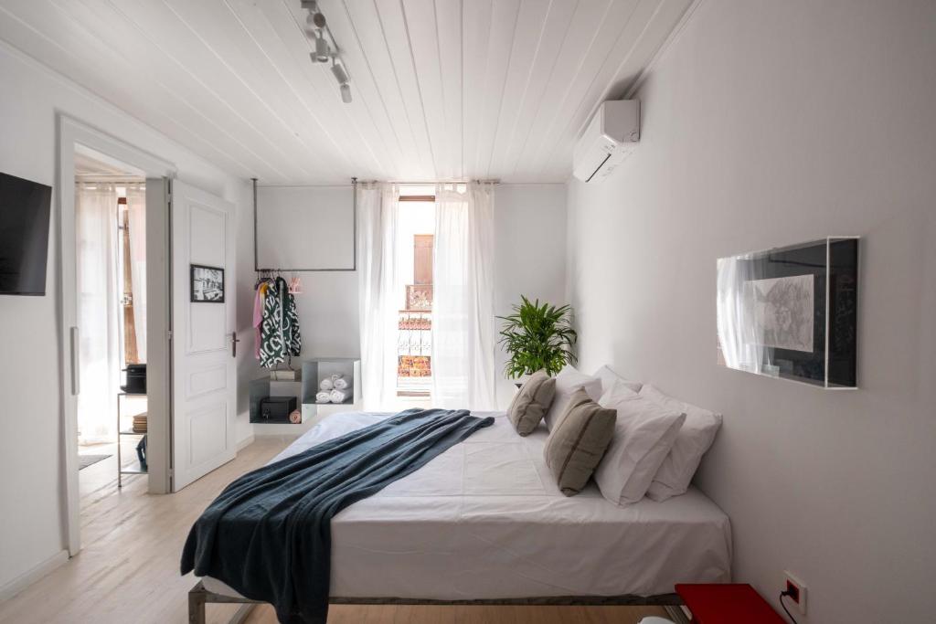 ein Schlafzimmer mit einem großen Bett in einem weißen Zimmer in der Unterkunft Araldo in Chania
