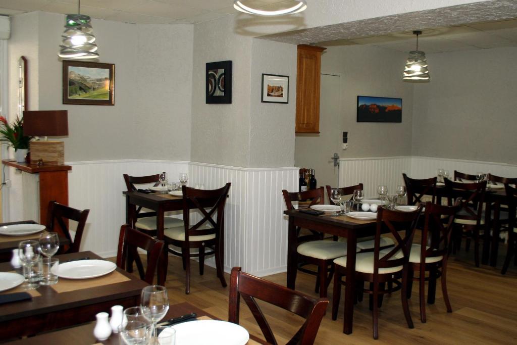 Restoran või mõni muu söögikoht majutusasutuses Hôtel Les Castets d'Ayré