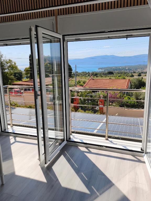 Sunny Home Loutraki is a modern studio with views of the bay and mountains with private parking