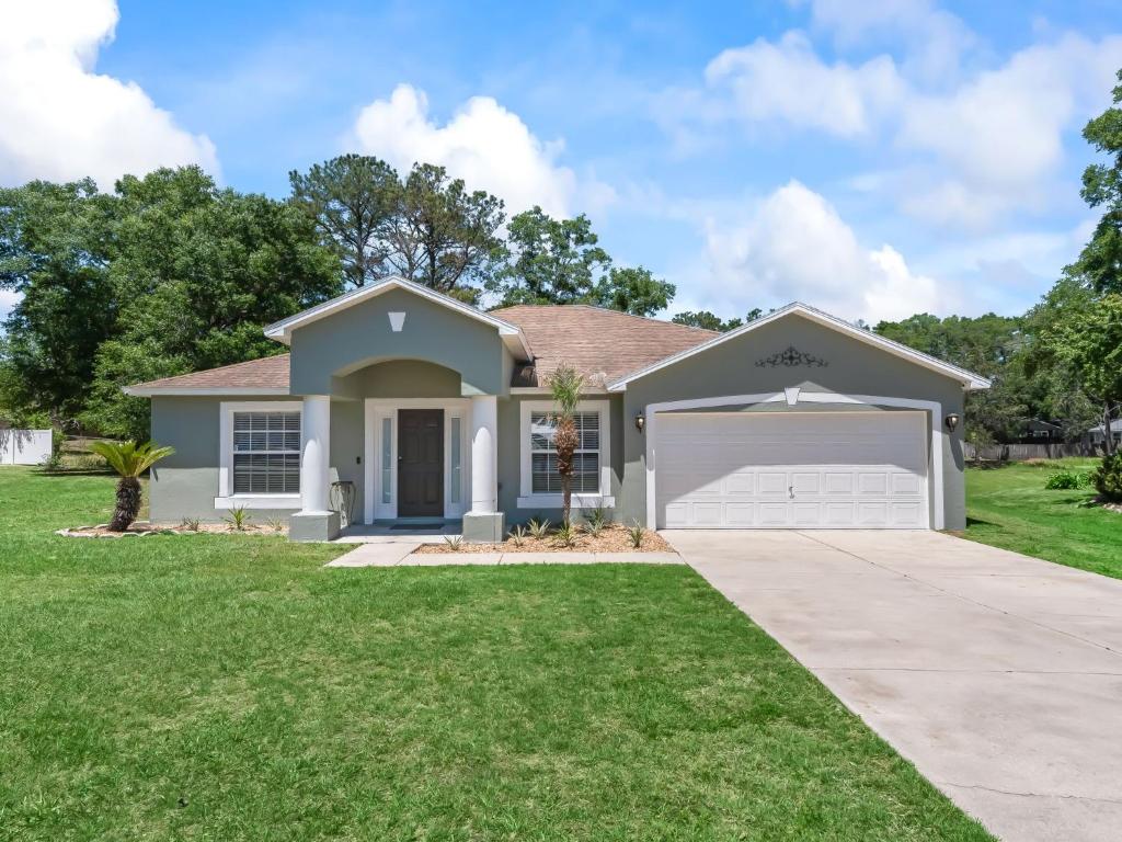 a house with a garage at Ocala Oasis 3 bedroom in Ocala