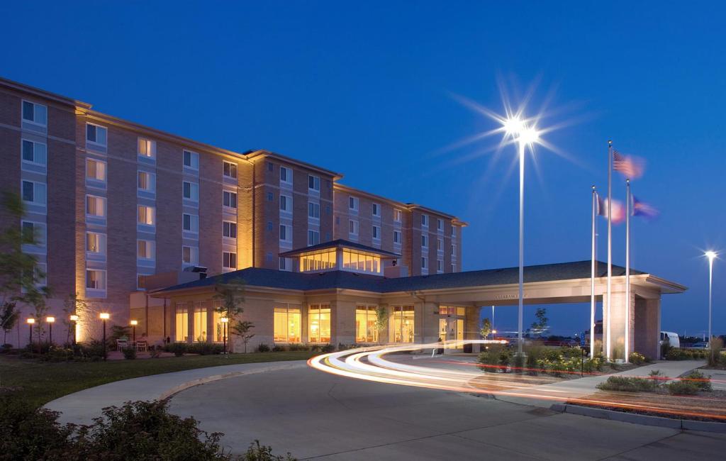 a hotel building with light trails in front of it at Hilton Garden Inn Des Moines/Urbandale in Urbandale
