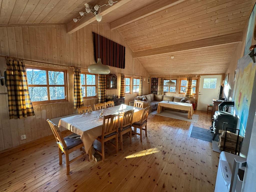 ein Esszimmer und ein Wohnzimmer mit Tisch und Stühlen in der Unterkunft Geilo Living in Holo
