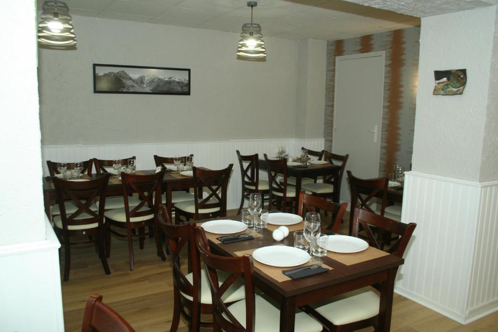 Restoran või mõni muu söögikoht majutusasutuses Hôtel Les Castets d'Ayré
