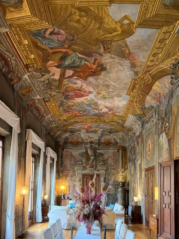 Frescoed Renaissance Palazzo with 4 Ensuites near Duomo