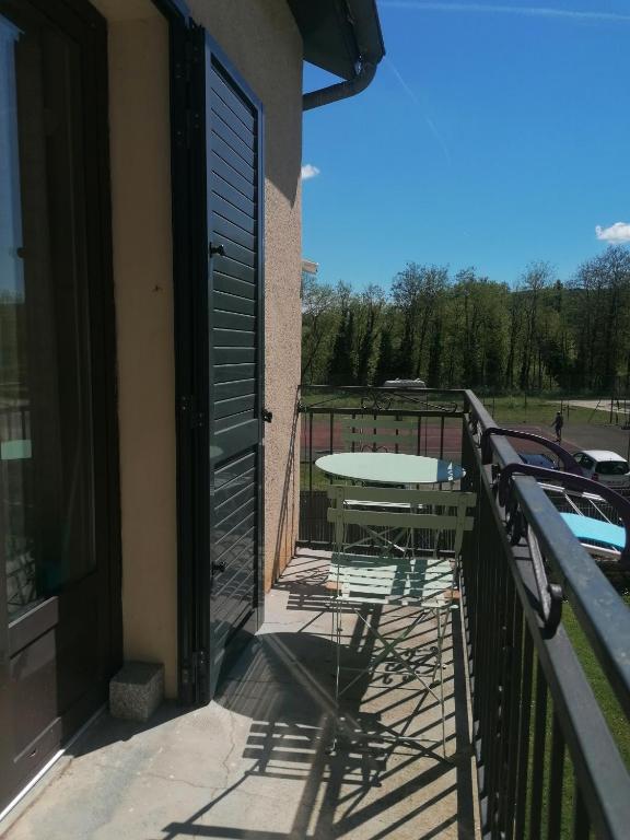 a balcony with a table and a table on a fence at Gîte d'étape Chez Isa in Vers