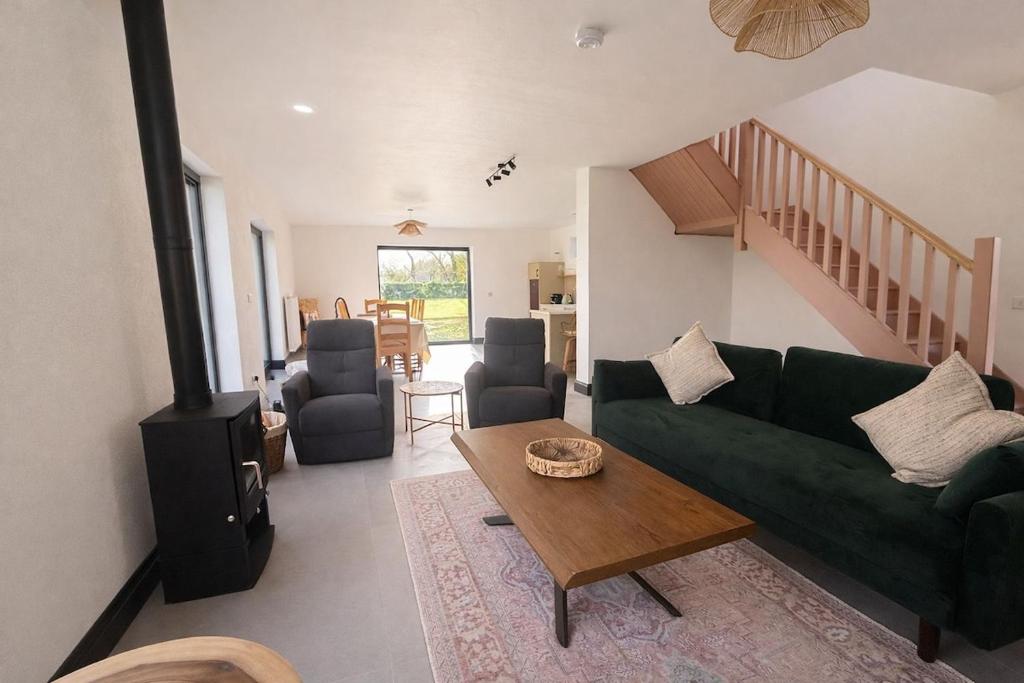 a living room with a green couch and a table at Rosies Lodge in Kilkenny